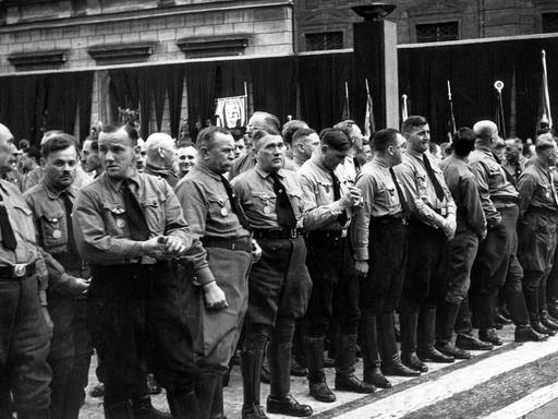 Mitglieder der NSDAP stehen am 9. November 1934 vor der Münchner Feldherrnhalle anlässlich der Gedenkfeier zum vor elf Jahren gescheiterten Hitler-Putsch.