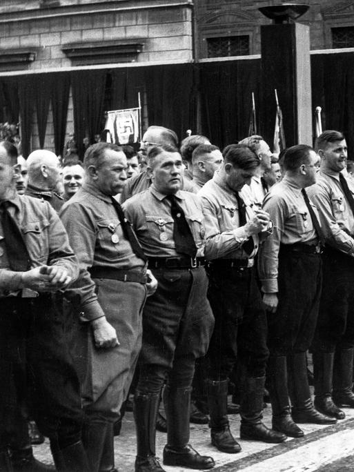 Mitglieder der NSDAP stehen am 9. November 1934 vor der Münchner Feldherrnhalle anlässlich der Gedenkfeier zum vor elf Jahren gescheiterten Hitler-Putsch.