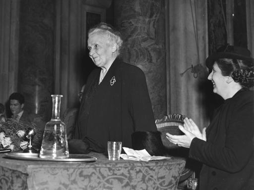 Maria Montessori erhält Applaus bei einem Vortrag in Rom 1951. 