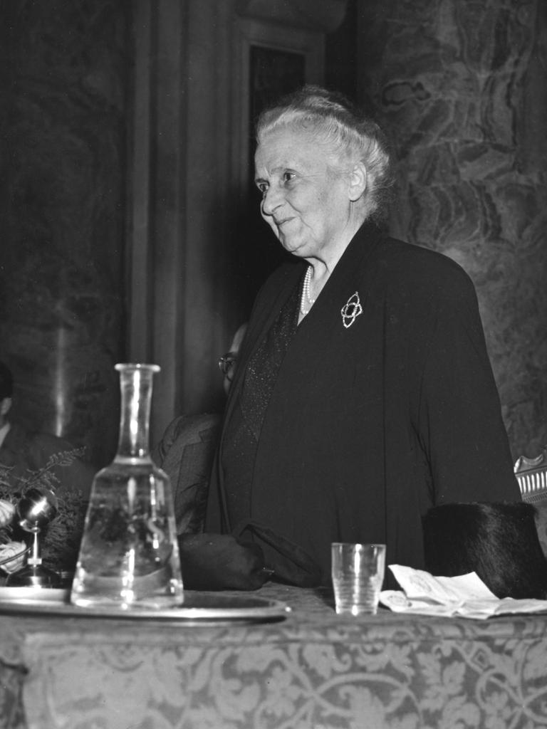 Maria Montessori erhält Applaus bei einem Vortrag in Rom 1951. 