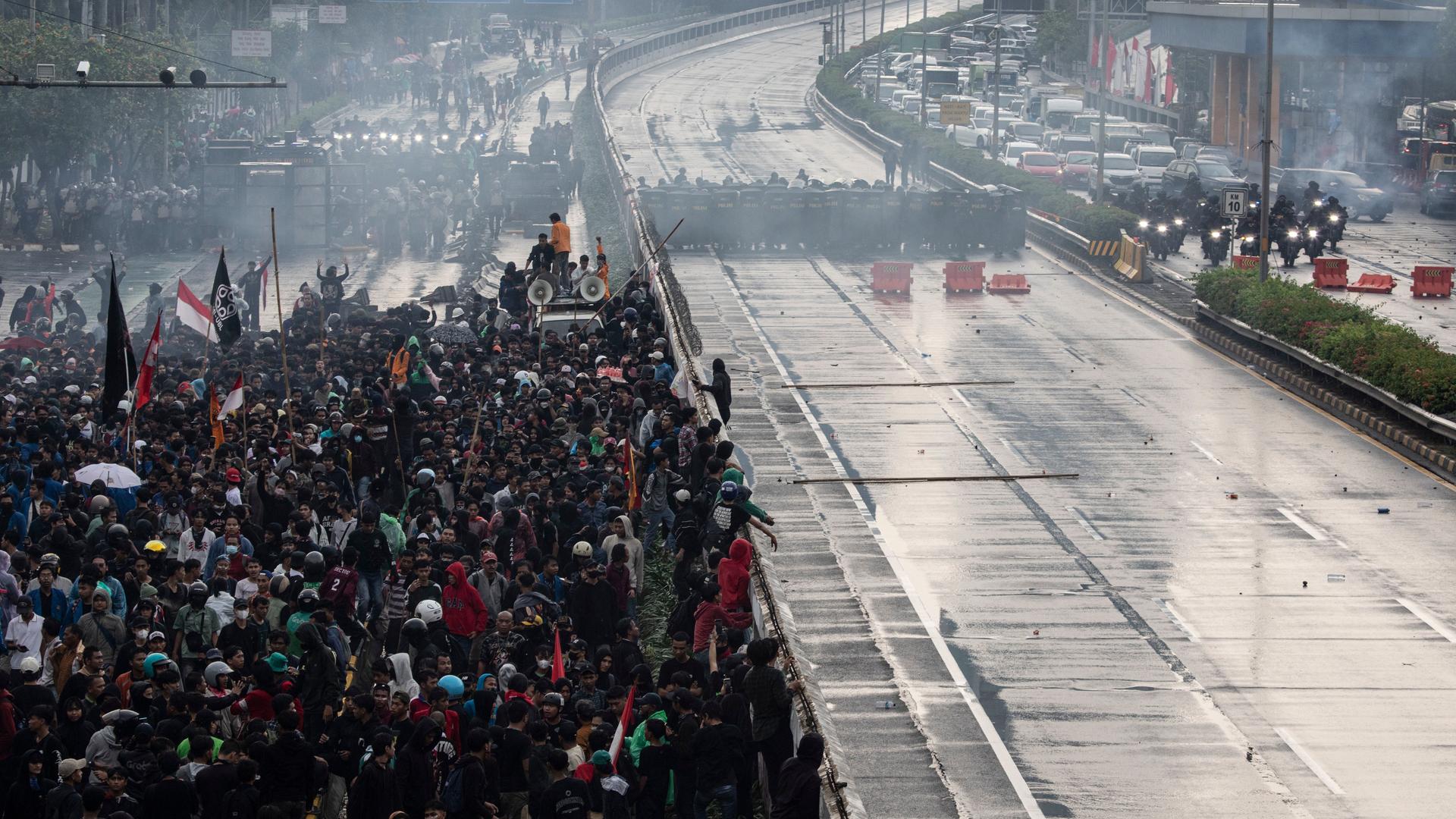 Jakarta: Teilnehmer einer Demonstration protestieren vor dem indonesischen Repräsentantenhaus gegen die üppigen Zulagen für Parlamentsmitglieder. Jakarta: Teilnehmer einer Demonstration protestieren vor dem indonesischen Repräsentantenhaus gegen die üppigen Zulagen für Parlamentsmitglieder.