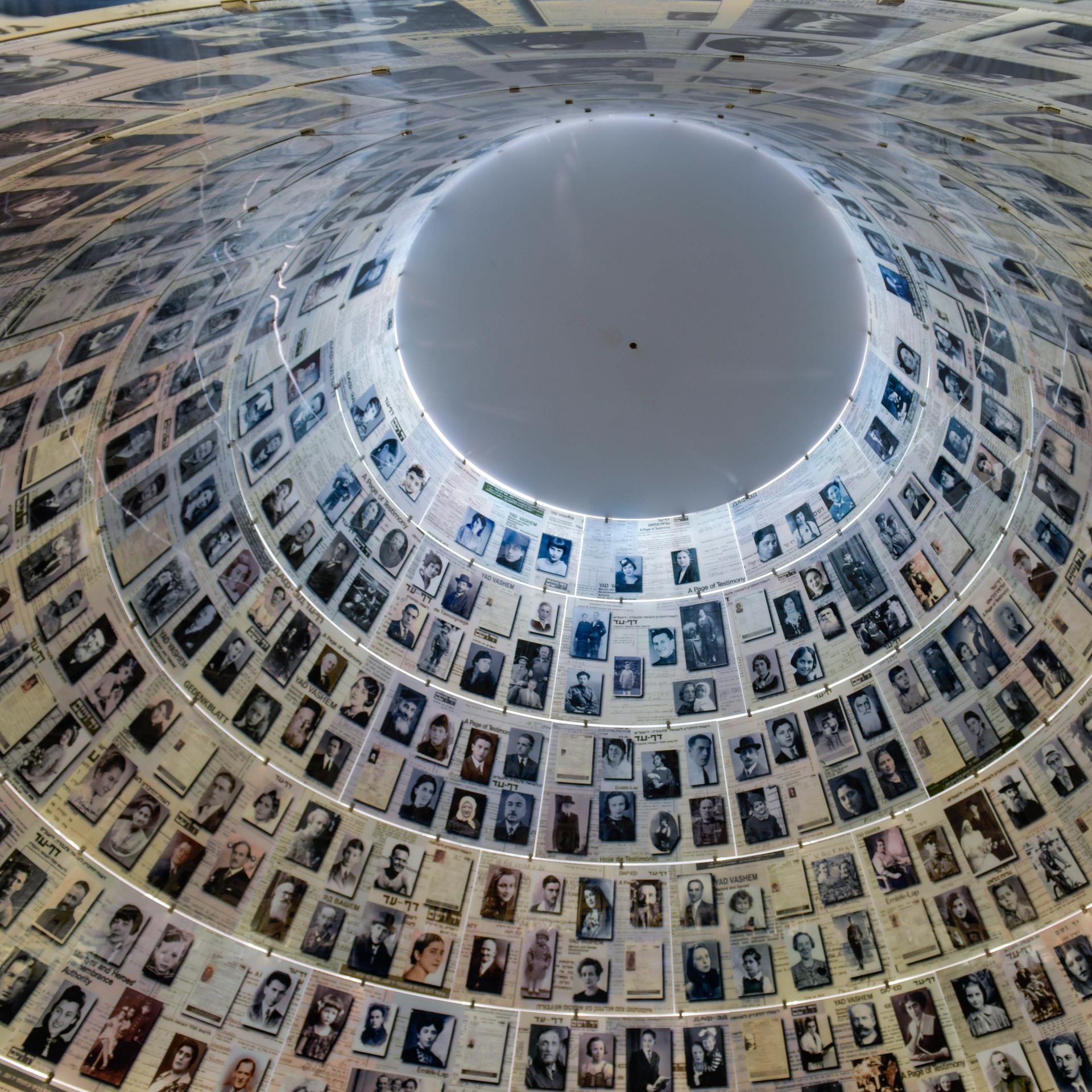 Die "Halle der Namen" der Holocaust-Gedenkstätte Yad Vashem in Jerusalem erinnert an jeden jüdischen Menschen, der im Holocaust ermordet wurde. Die "Halle der Namen" der Holocaust-Gedenkstätte Yad Vashem in Jerusalem erinnert an jeden jüdischen Menschen, der im Holocaust ermordet wurde.