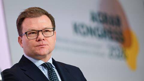 Carsten Schneider (SPD), Bundesminister für Umwelt, Klimaschutz, Naturschutz und nukleare Sicherheit, spricht während einer Pressekonferenz vor dem Agrarkongress.