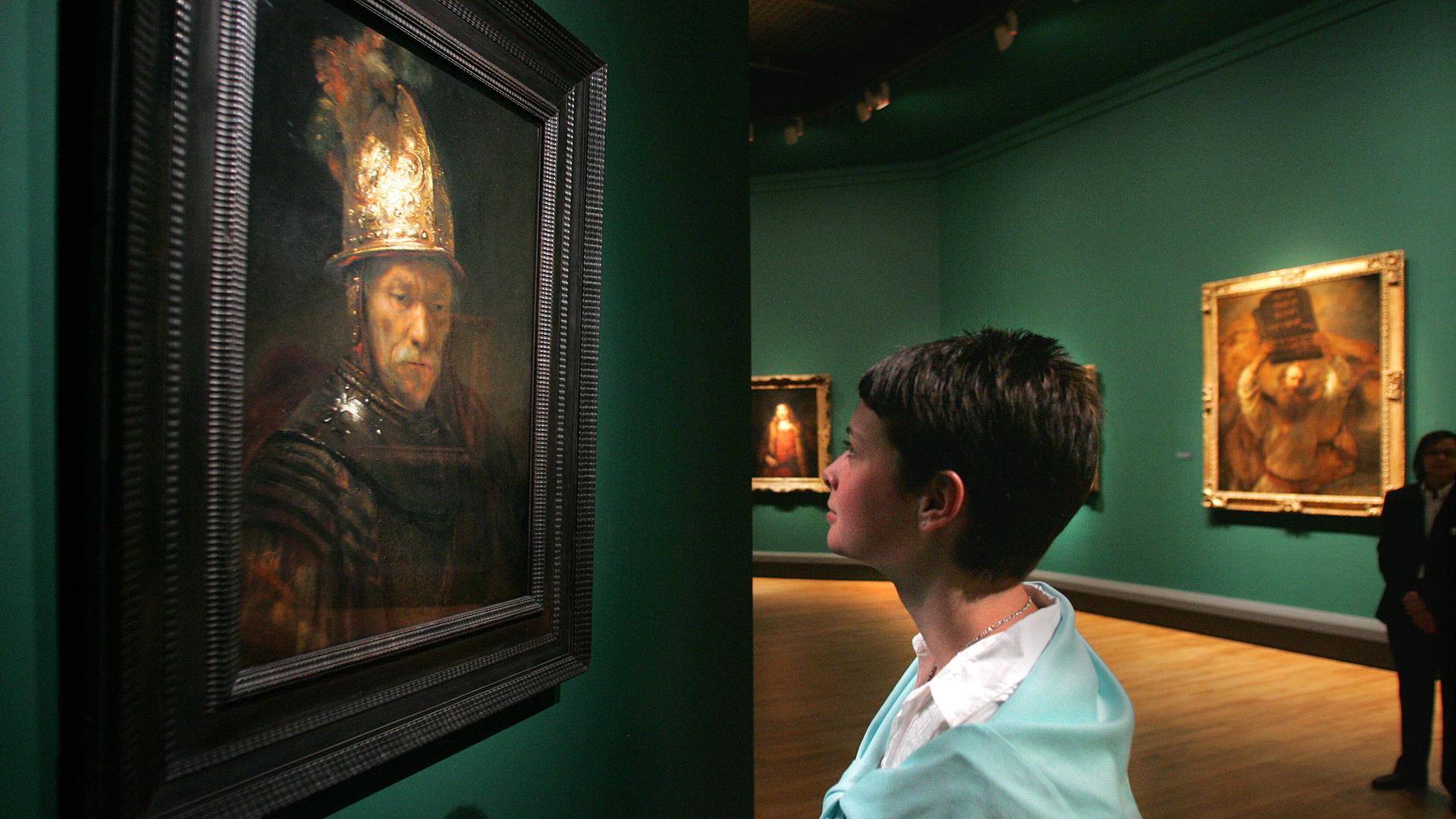 Eine Ausstelung in der Gemaeldegalerie der Staatlichen Museen zu Berlin zeigt  das Werk "Der Mann mit dem Goldhelm" das Rembrandts Umfeld zugeordnet wird.
