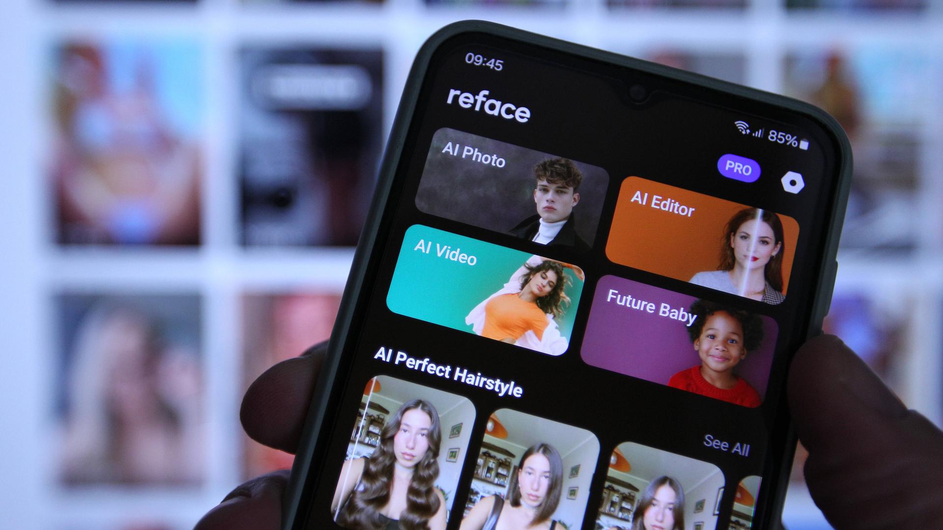 Auf einem Smartphone wird die App Reface aufgerufen, mit der Nutzer unter anderem per einzigen Mausklick einen Gesichtertausch vollziehen können