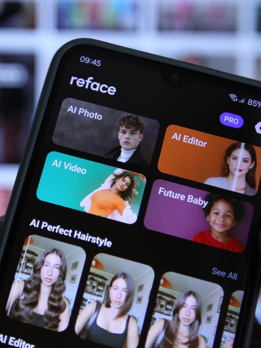 Auf einem Smartphone wird die App Reface aufgerufen, mit der Nutzer unter anderem per einzigen Mausklick einen Gesichtertausch vollziehen können Auf einem Smartphone wird die App Reface aufgerufen, mit der Nutzer unter anderem per einzigen Mausklick einen Gesichtertausch vollziehen können