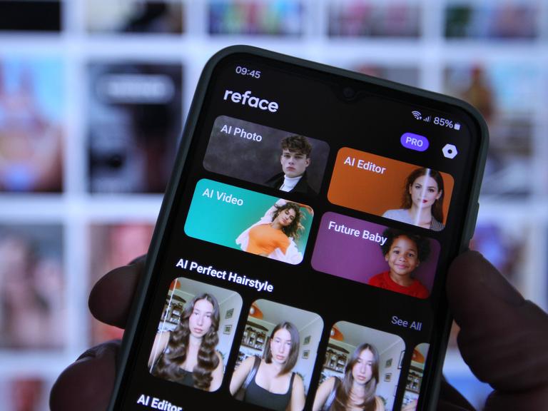 Auf einem Smartphone wird die App Reface aufgerufen, mit der Nutzer unter anderem per einzigen Mausklick einen Gesichtertausch vollziehen können Auf einem Smartphone wird die App Reface aufgerufen, mit der Nutzer unter anderem per einzigen Mausklick einen Gesichtertausch vollziehen können