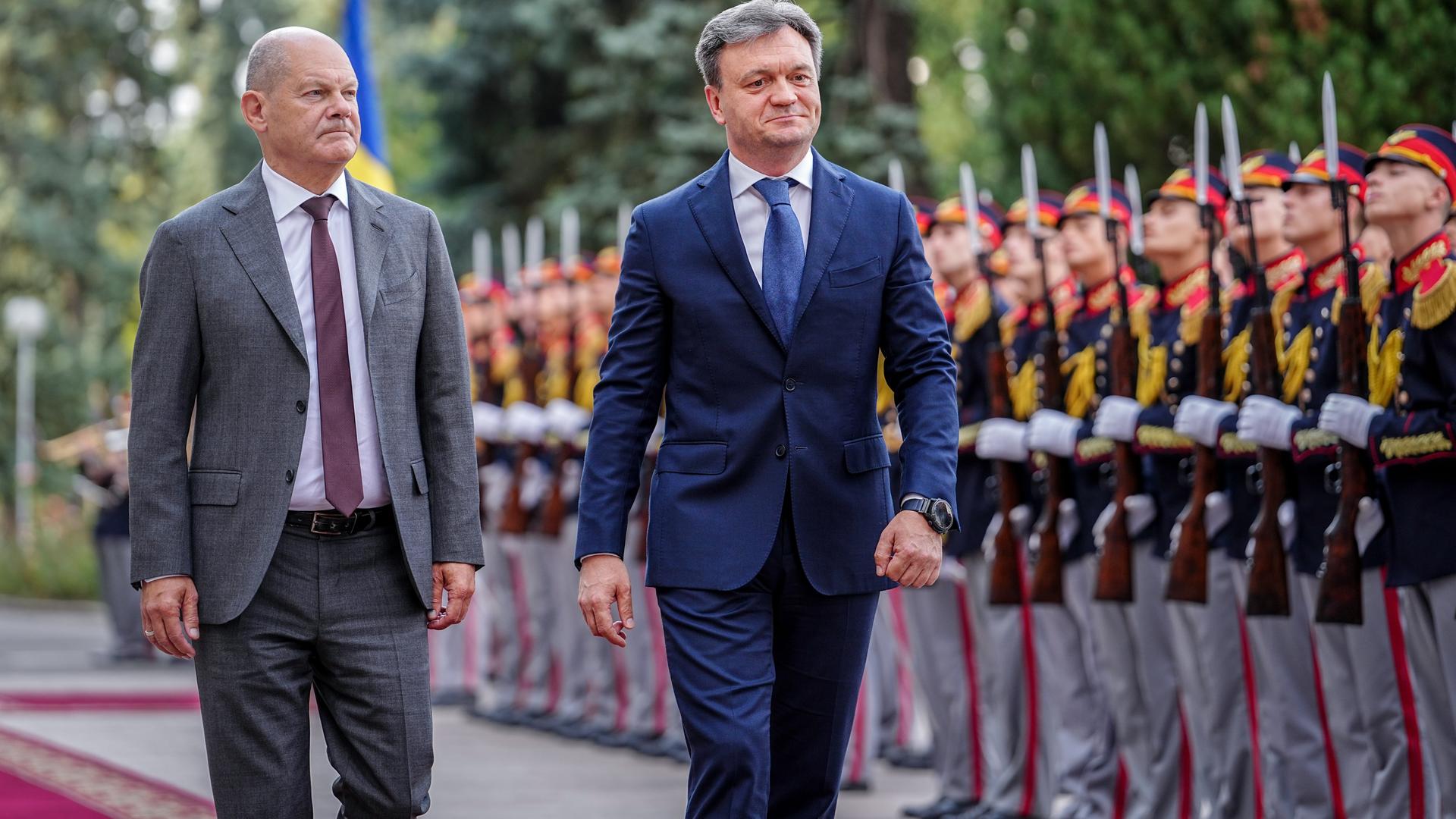 Bundeskanzler Scholz und der Ministerpräsident von Moldau, Recean, gehen nebeneinander ein Spalier von Soldaten entlang. Bundeskanzler Scholz und der Ministerpräsident von Moldau, Recean, gehen nebeneinander ein Spalier von Soldaten entlang.