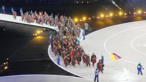 Olympia, Olympische Winterspiele Mailand Cortina 2026, Eröffnungsfeier in Mailand, San Siro, die Mannschaft aus Deutschland wird von Fahnenträger Leon Draisaitl (Eishockey) angeführt.