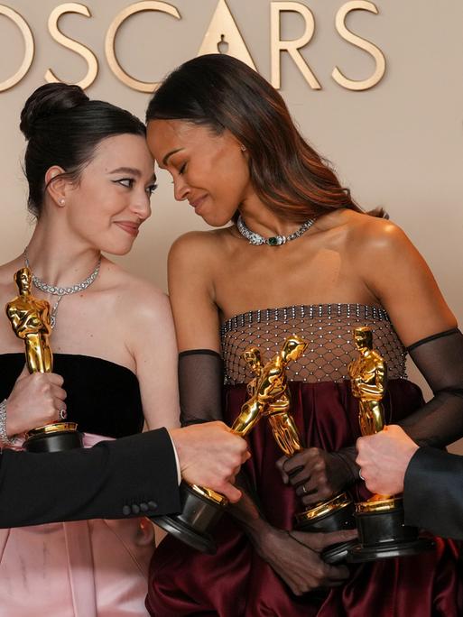 Adrien Brody, Mikey Madison, Zoe Saldaña und Kieran Culkin stehen nebeneinander mit ihren Oscars in der Hand.