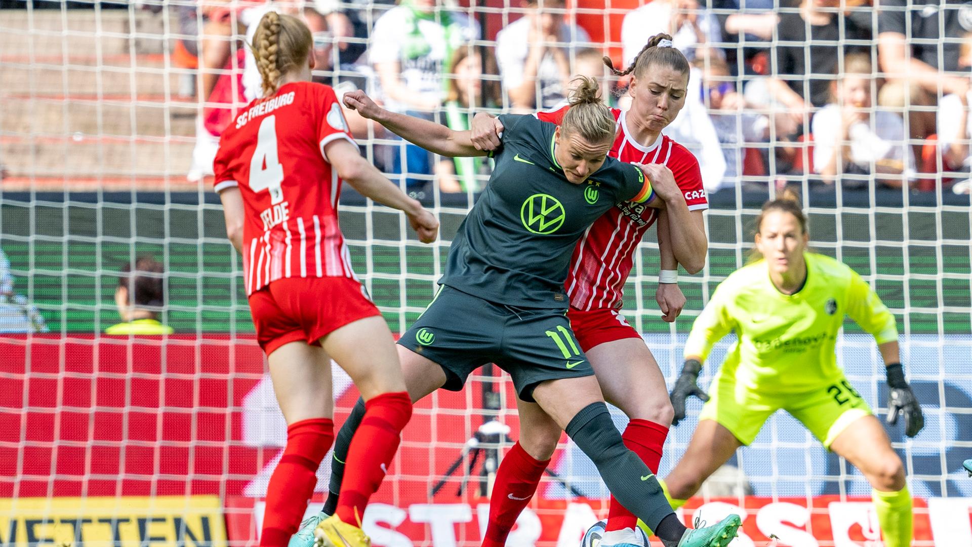Wolfsburgs Kapitänin Alexandra Popp behauptet den Ball gegen zwei Freiburger Spielerinnen. Wolfsburgs Kapitänin Alexandra Popp behauptet den Ball gegen zwei Freiburger Spielerinnen.