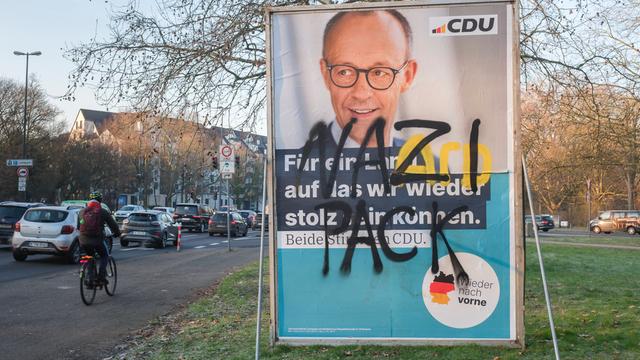 Ein Wahlplakat von Friedrich Merz (CDU) zur Bundestagswahl 2025, beschmiert mit der Aufschrift "Nazi Pack"