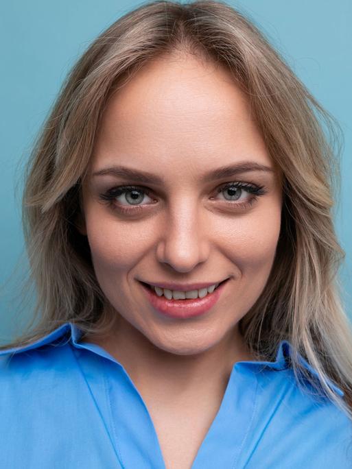 Eine Frau blickt intensiv direkt in die Kamera.