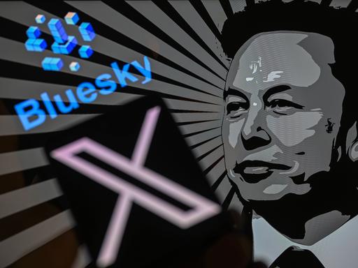 Auf einer Bildmontage sind Elon Musk, das Logo seiner Plattform "X" und das Logo der Plattform "Bluesky" zu sehen