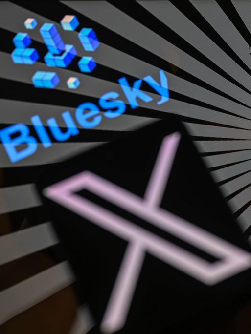 Auf einer Bildmontage sind Elon Musk, das Logo seiner Plattform "X" und das Logo der Plattform "Bluesky" zu sehen