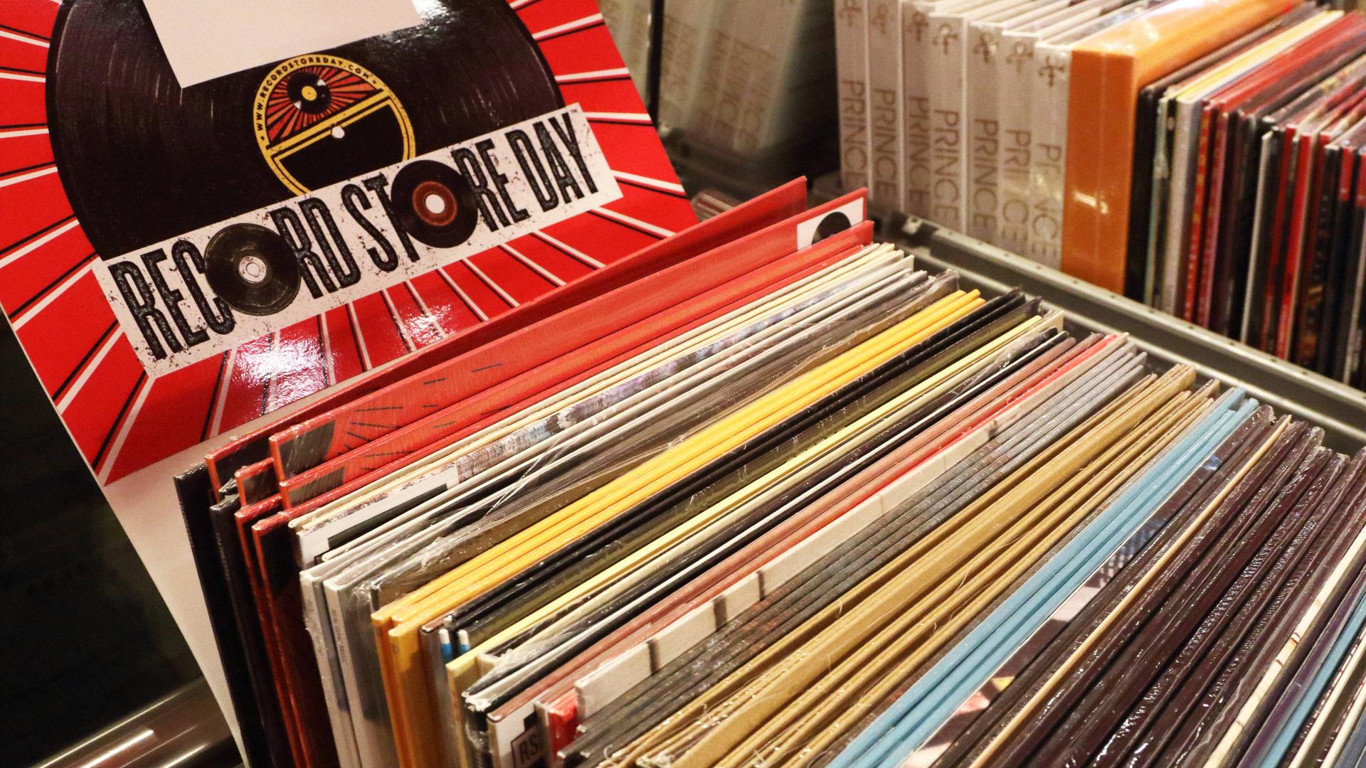 Der Schriftzug Record Store Day prangt über einer Auswahl von Schallplatten. Der Schriftzug Record Store Day prangt über einer Auswahl von Schallplatten.