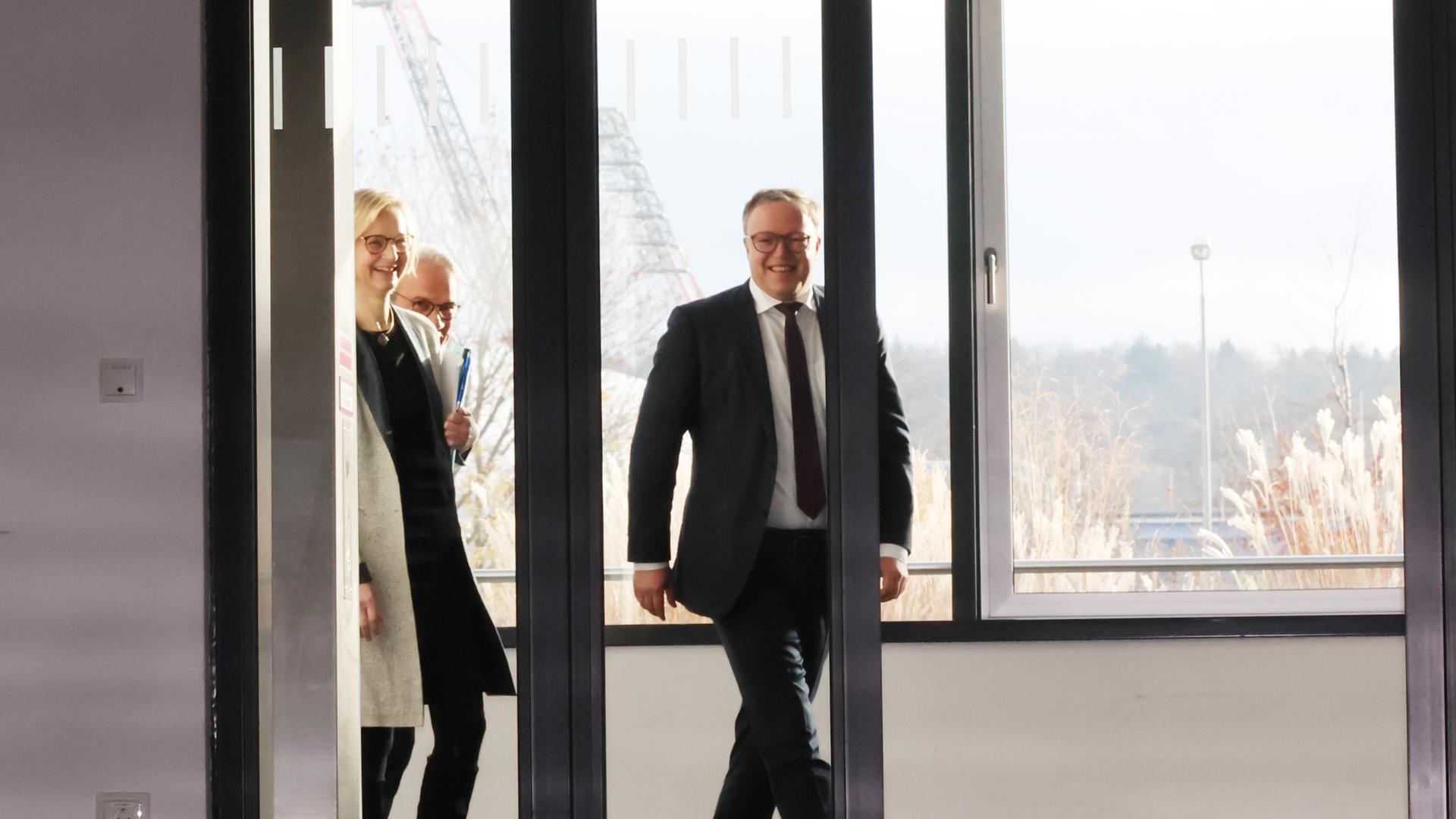 Katja Wolf, BSW-Fraktionschefin, Georg Maier, Thüringer SPD-Parteichef und geschäftsführender Innenminister und Mario Voigt, CDU-Fraktionschef von Thüringen kommen zu einer Pressekonferenz im Landtag. (v. l. n. r.)