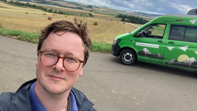 Reporter Marcus Wolf auf der Denkfabrik Sommertour 2025 mit seinem grünen Nova Mobil