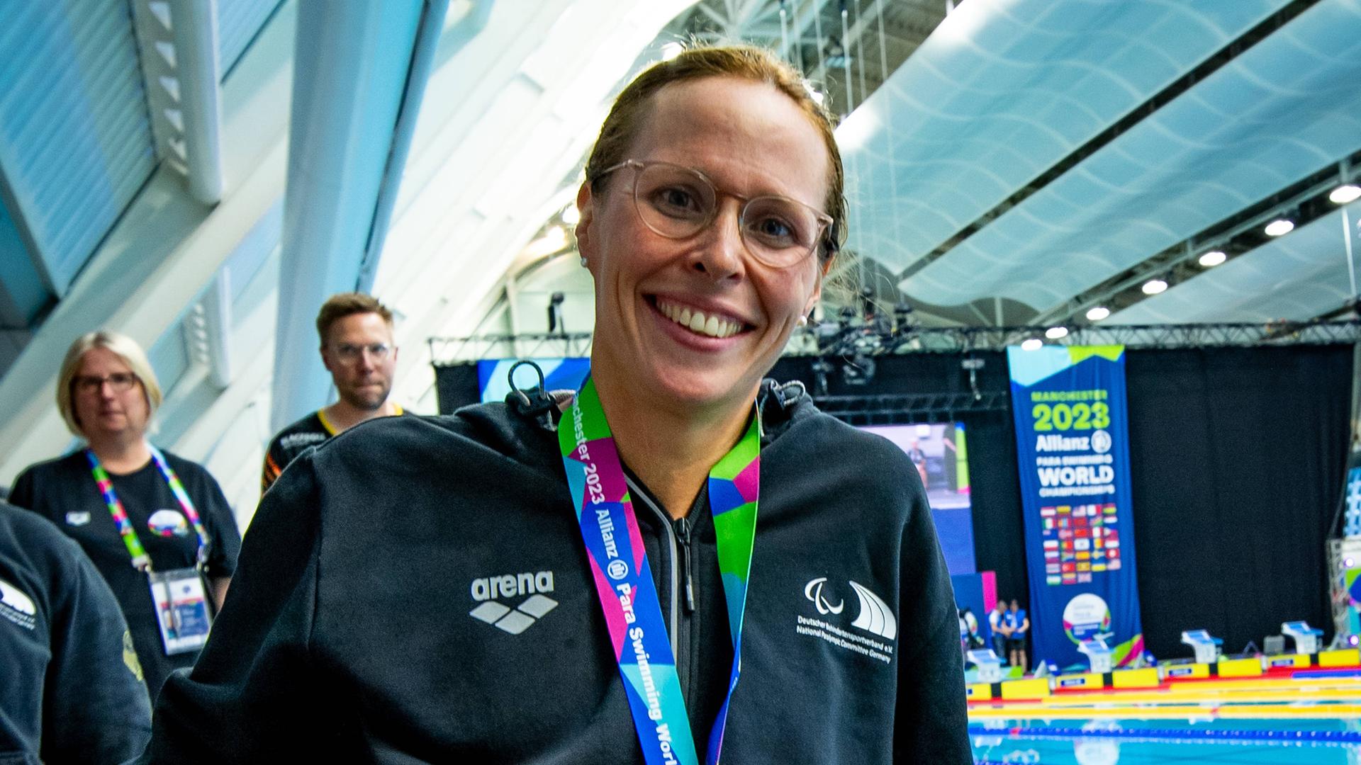 Das Foto zeigt die deutsche Schwimmerin Tanja Scholz. Scholz hat bei der Para-Schwimm-WM Gold-Medaillen gewonnen. Scholz ist gelähmt. Sie sitzt in einem Roll-Stuhl.