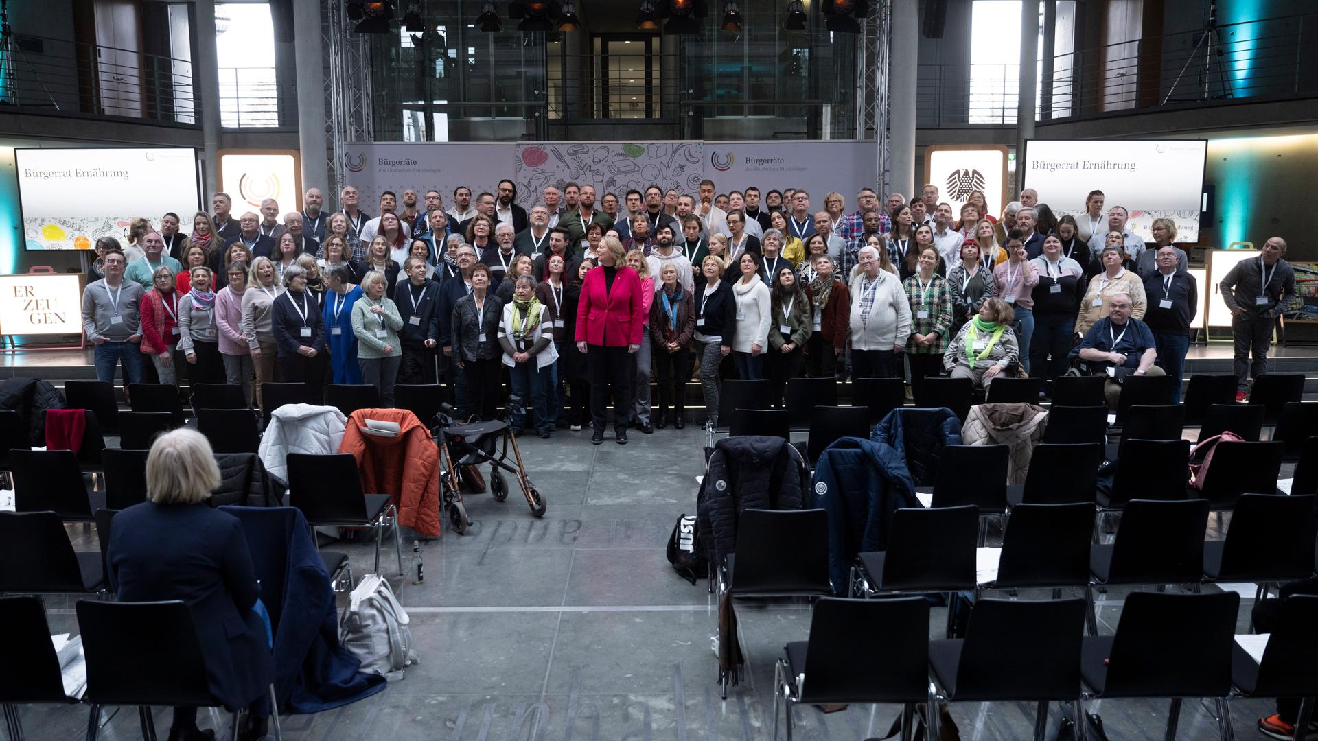 Mitglieder des Bürgerrats "Ernährung im Wandel" stehen mit Bärbel Bas (SPD, M), Präsidentin des Deutschen Bundestages, für ein Gruppenfoto zusammen