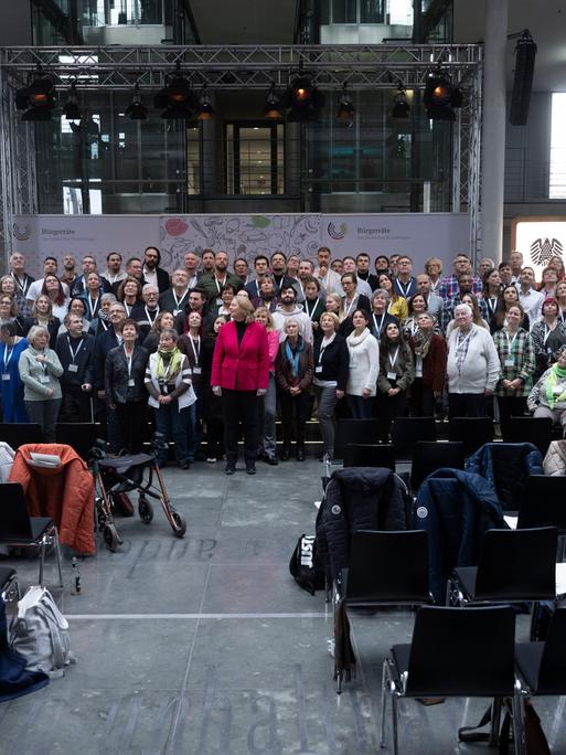 Mitglieder des Bürgerrats "Ernährung im Wandel" stehen mit Bärbel Bas (SPD, M), Präsidentin des Deutschen Bundestages, für ein Gruppenfoto zusammen