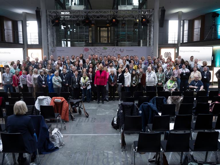 Mitglieder des Bürgerrats "Ernährung im Wandel" stehen mit Bärbel Bas (SPD, M), Präsidentin des Deutschen Bundestages, für ein Gruppenfoto zusammen