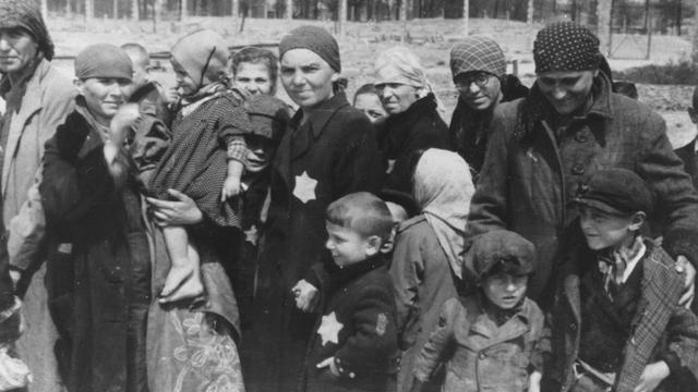 Eine Gruppe von jüdischen Frauen und Kindern im Konzentrationslager Auschwitz, Juni 1944.