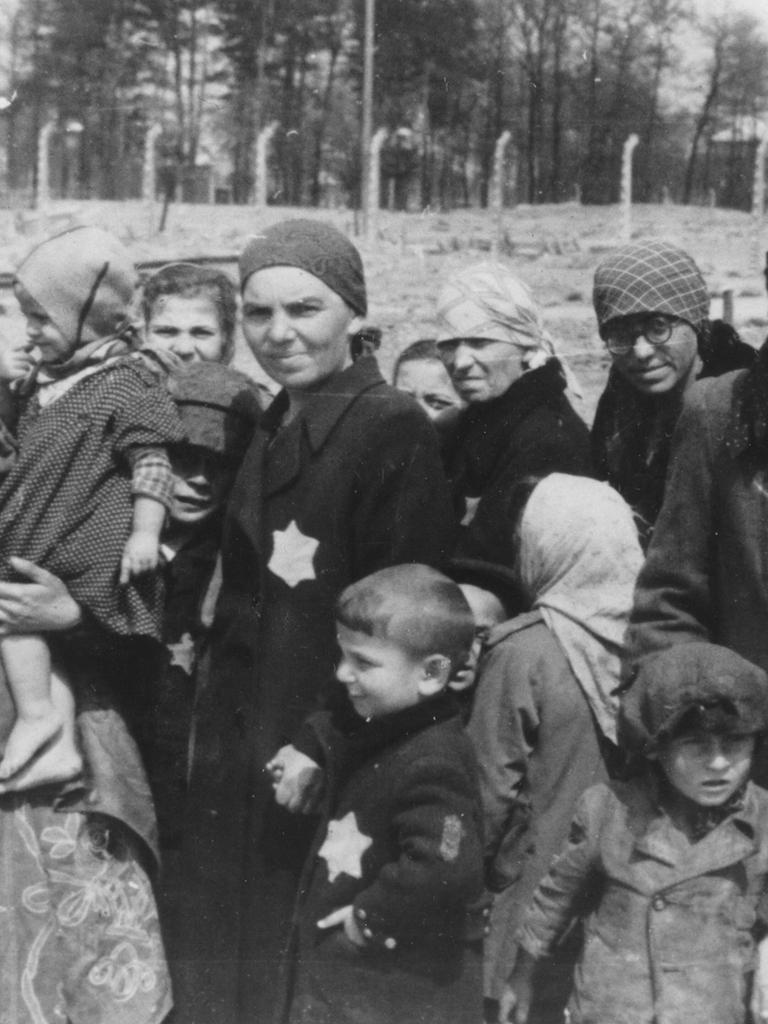 Eine Gruppe von jüdischen Frauen und Kindern im Konzentrationslager Auschwitz, Juni 1944.