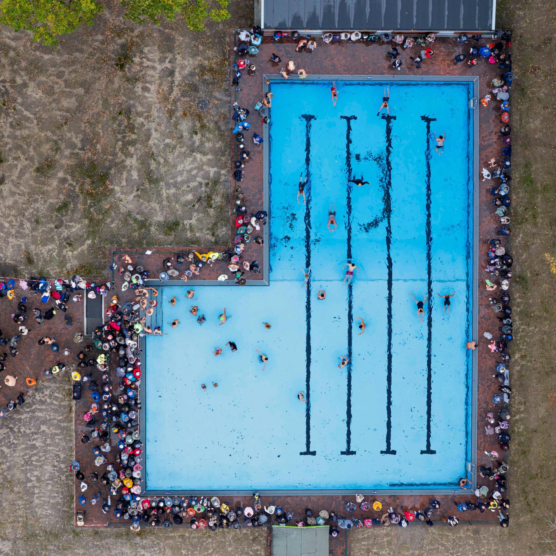 Dorfgemeinschaft - Das Schwimmbad einfach selbstgebaut
