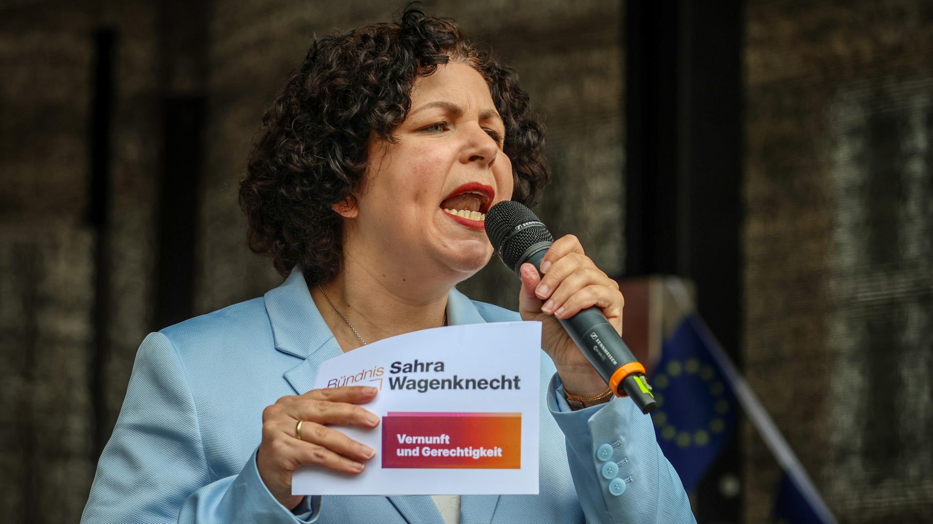 Amira Mohamed Ali, Co-Vorsitzende des Bündnisses Sahra Wagenknecht (BSW), spricht bei einer BSW Wahlkampfveranstaltung auf dem Marktplatz in Bremen. Amira Mohamed Ali, Co-Vorsitzende des Bündnisses Sahra Wagenknecht (BSW), spricht bei einer BSW Wahlkampfveranstaltung auf dem Marktplatz in Bremen.