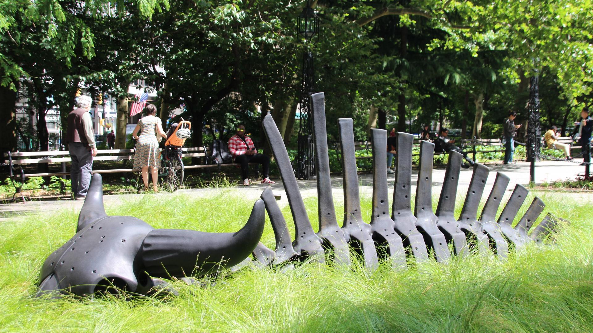 USA, New York: Die Skulptur "Attrition" von Cannupa Hanska Luger im New Yorker City Hall Park. USA, New York: Die Skulptur "Attrition" von Cannupa Hanska Luger im New Yorker City Hall Park.