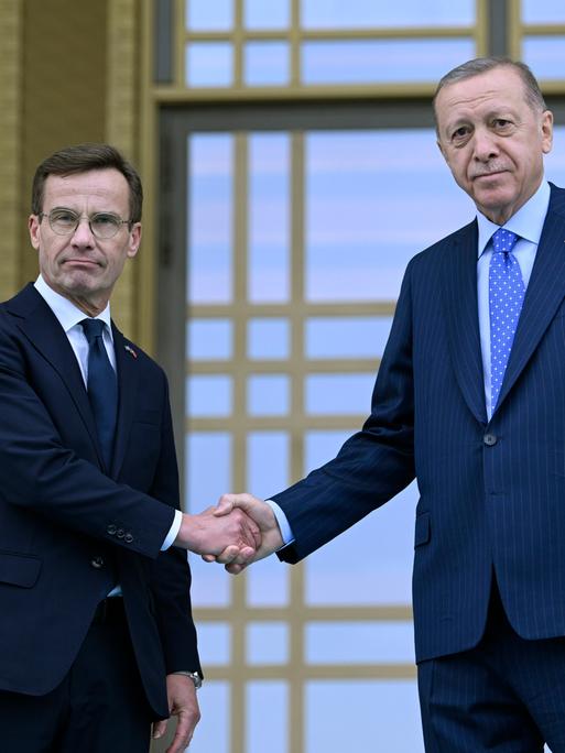 Der schwedische Ministerpräsident Ulf Kristersson (l.) reicht dem türkischen Präsidenten Recep Tayyip Erdogan bei einem Besuch in Ankara die Hand.