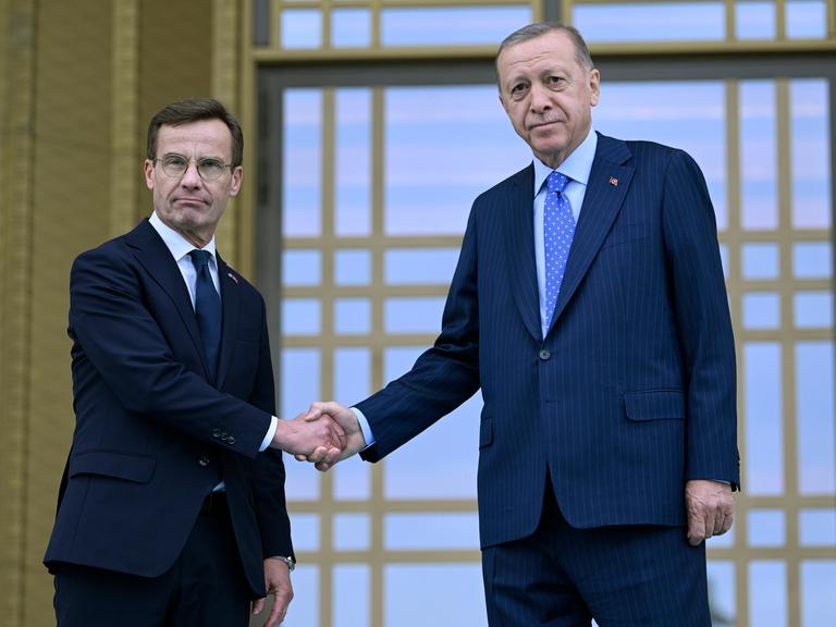 Der schwedische Ministerpräsident Ulf Kristersson (l.) reicht dem türkischen Präsidenten Recep Tayyip Erdogan bei einem Besuch in Ankara die Hand.