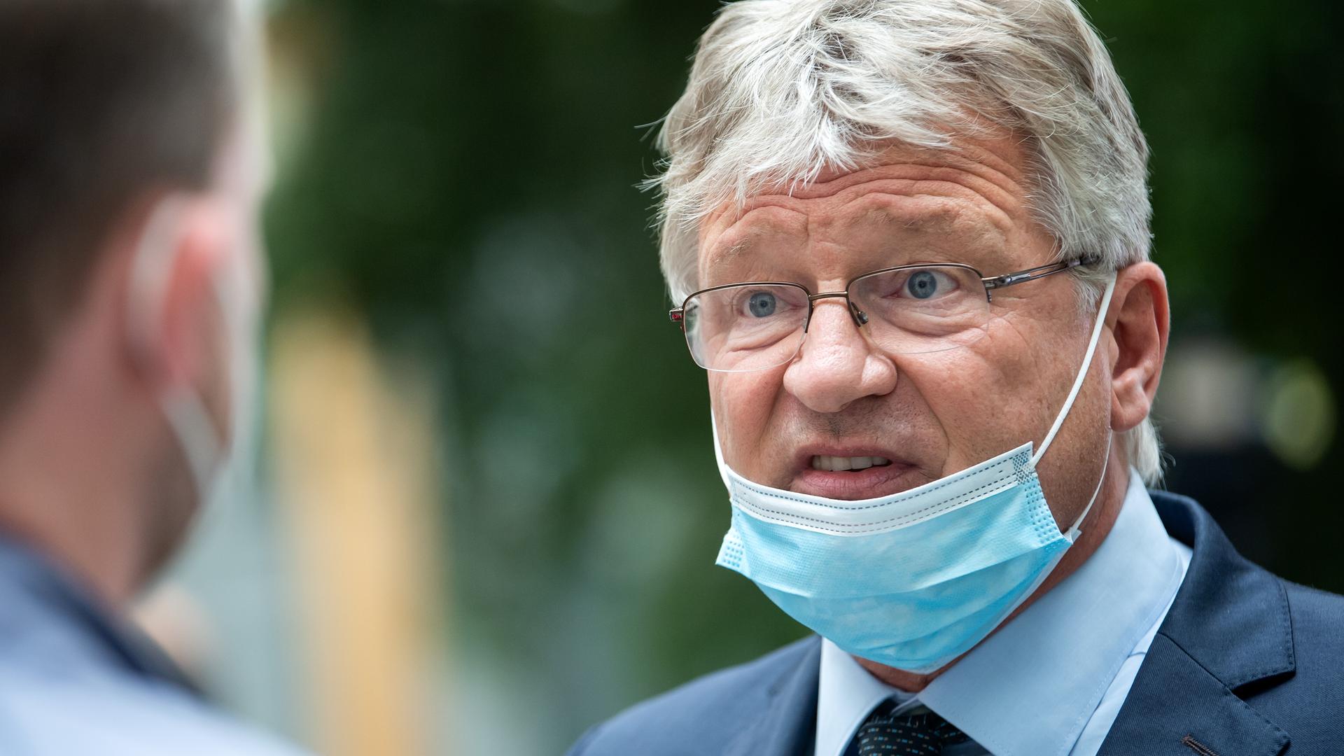 Der ehemalige AfD-Bundesvorsitzende Jörg Meuthen unterhält sich. Er hat eine OP-Maske auf.