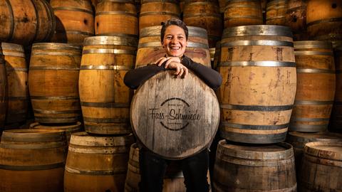 Porträt von Jana Lewe, Inhaberin der Fass-Schmiede in Iserlohn. 