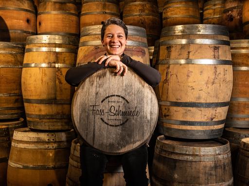 Porträt von Jana Lewe, Inhaberin der Fass-Schmiede in Iserlohn. 