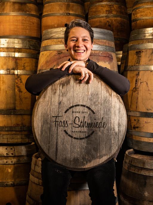 Porträt von Jana Lewe, Inhaberin der Fass-Schmiede in Iserlohn. 
