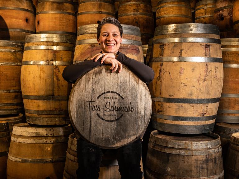 Porträt von Jana Lewe, Inhaberin der Fass-Schmiede in Iserlohn. 
