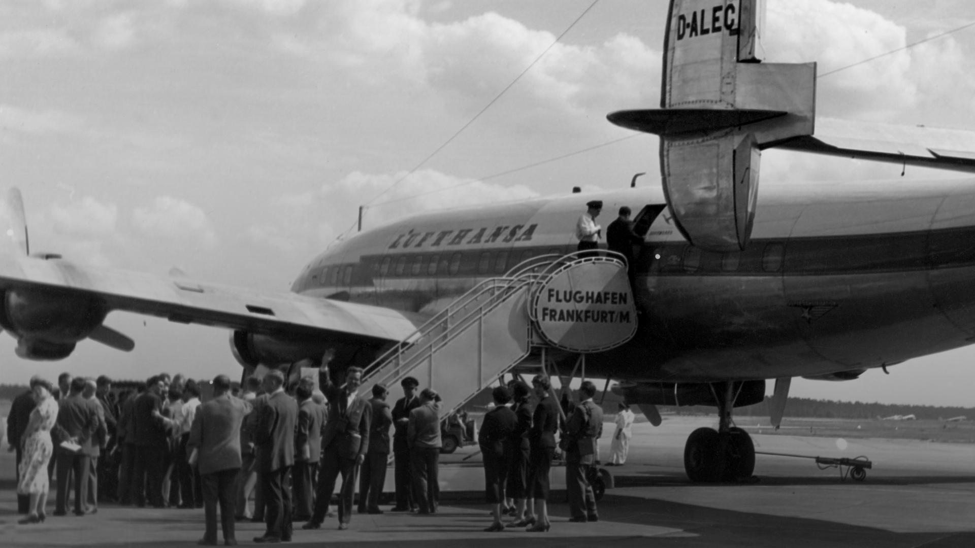 Ein Flugzeug der Lufthansa auf dem Flughafen Frankfurt, 1956