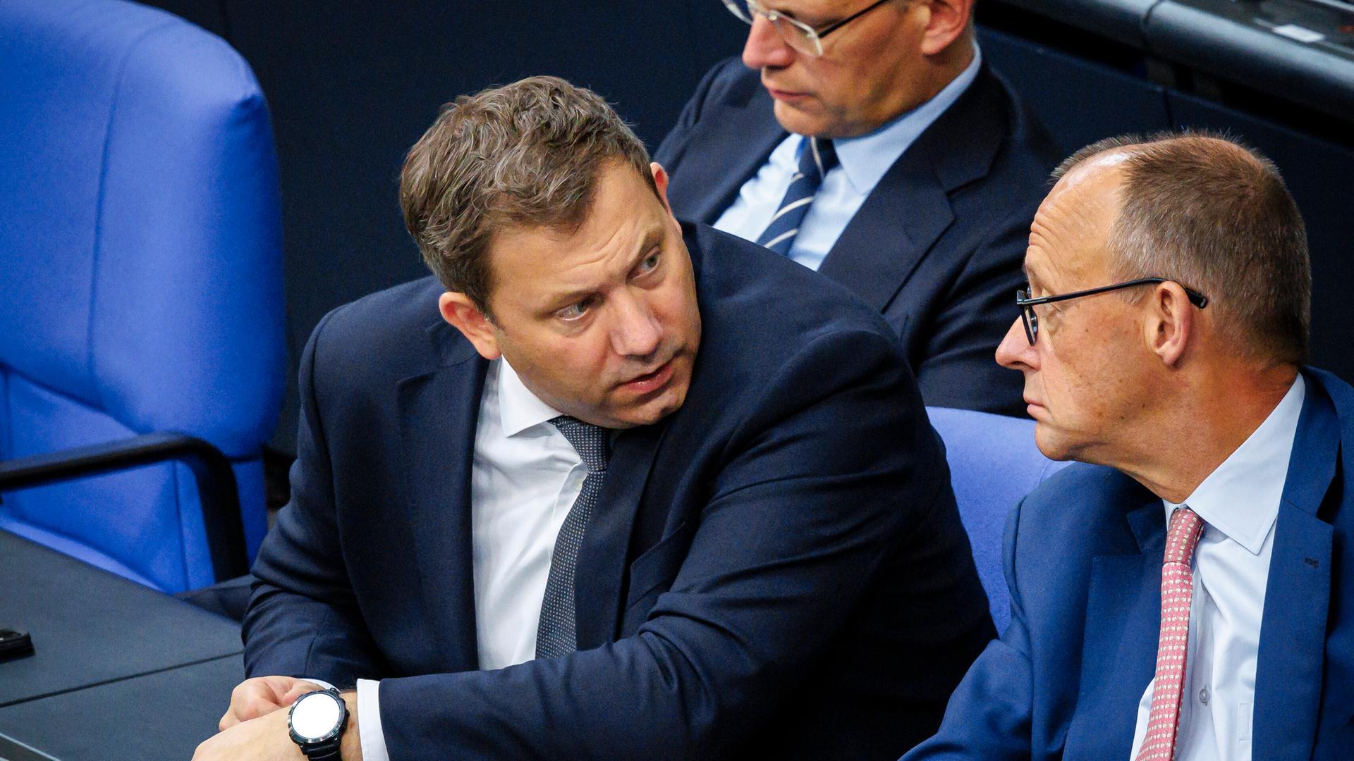 Lars Klingbeil, Bundesminister der Finanzen, und Friedrich Merz (CDU), Bundeskanzler, sitzen auf der Regierungsbank im Bundestag. Berlin, 26.09.2025. Lars Klingbeil, Bundesminister der Finanzen, und Friedrich Merz (CDU), Bundeskanzler, sitzen auf der Regierungsbank im Bundestag. Berlin, 26.09.2025.