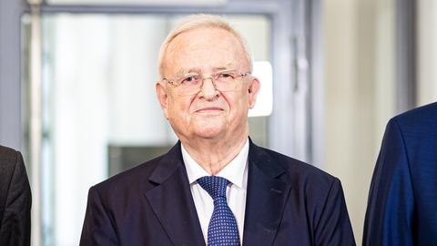 Martin Winterkorn, ehemaliger Vorstandsvorsitzender der Volkswagen AG, gibt im Landgericht Braunschweig ein Pressestatement ab. 