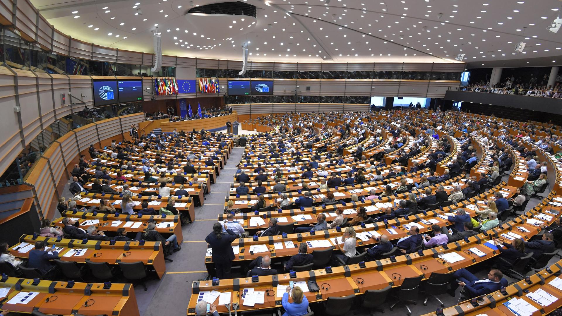 Das Plenum des EU-Parlaments in Brüssel; Abgeordnete sitzen auf den Bänken.