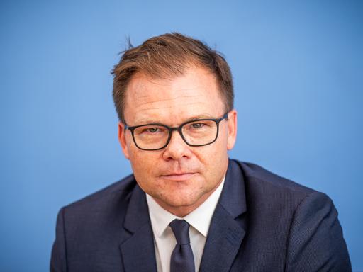 Carsten Schneider (SPD) in einer Porträtaufnahme vom September 2023