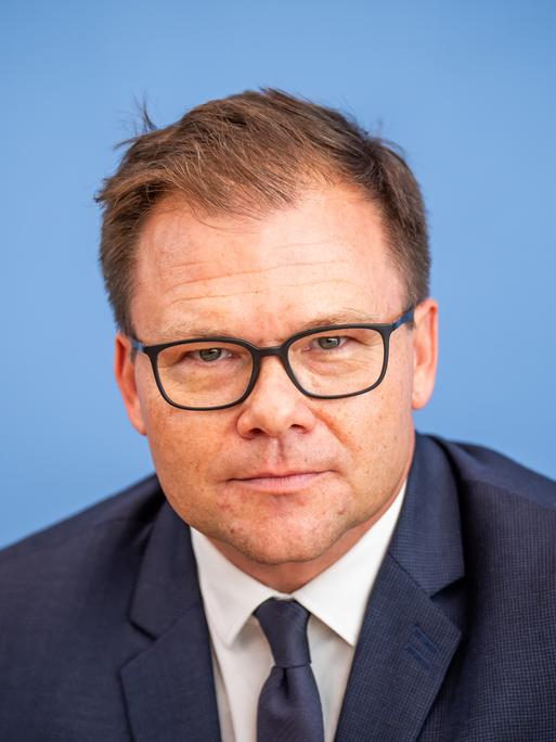 Carsten Schneider (SPD) in einer Porträtaufnahme vom September 2023