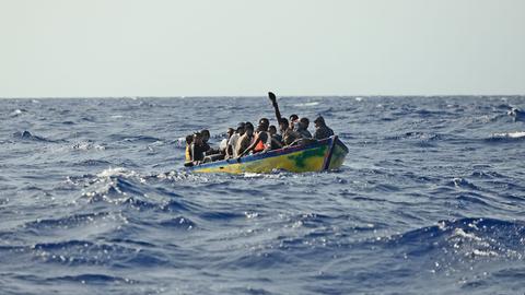 Seenotrettung im zentralen Mittelmeer. Viele Menschen flüchten von Libyen aus über das Mittelmeer nach Lampedusa und Malta. Viele Verunglücken tödlich, zahlreiche Menschen werden zurück nach Libyen gebracht