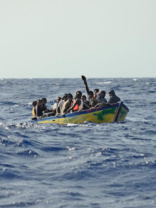 Seenotrettung im zentralen Mittelmeer. Viele Menschen flüchten von Libyen aus über das Mittelmeer nach Lampedusa und Malta. Viele Verunglücken tödlich, zahlreiche Menschen werden zurück nach Libyen gebracht