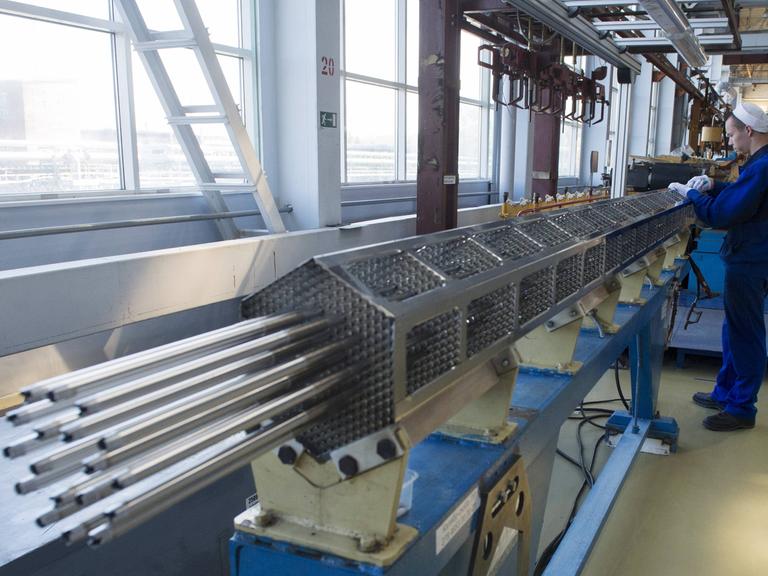 Nowosibirsk im August 2016: Herstellung von Brennelementen für Atomreaktoren russischer Bauart. Anders als westliche Brennelemente sind sie sechseckig statt viereckig.