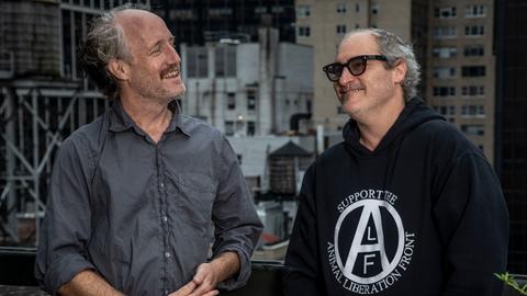 Der Regisseur Mike Mills (li.) von "Come,on" mit seinem einem Hauptdarsteller Joaquin Phoenix