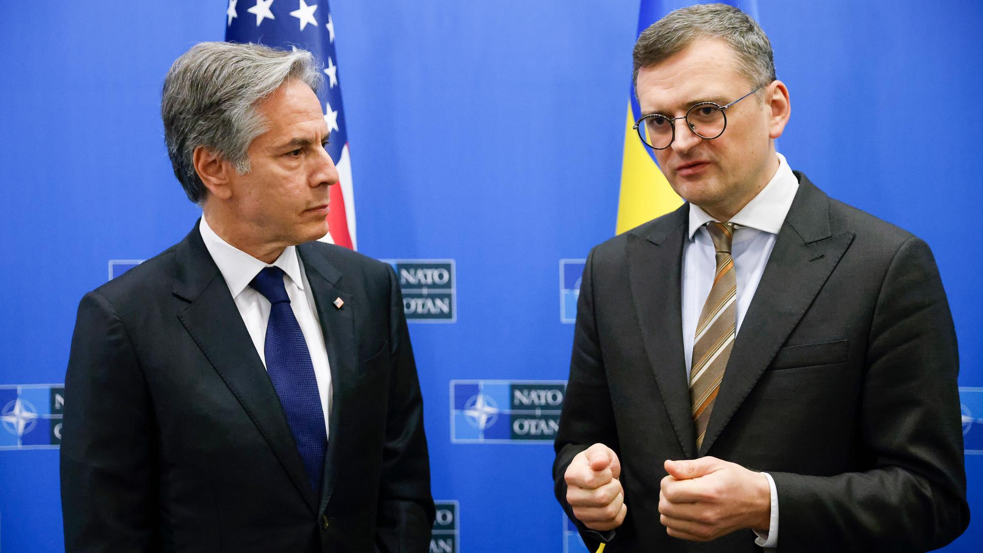US-Außenminister Blinken spricht mit seinem ukrainischen Amtskollegen Kuleba während des NATO-Treffens in Brüssel.