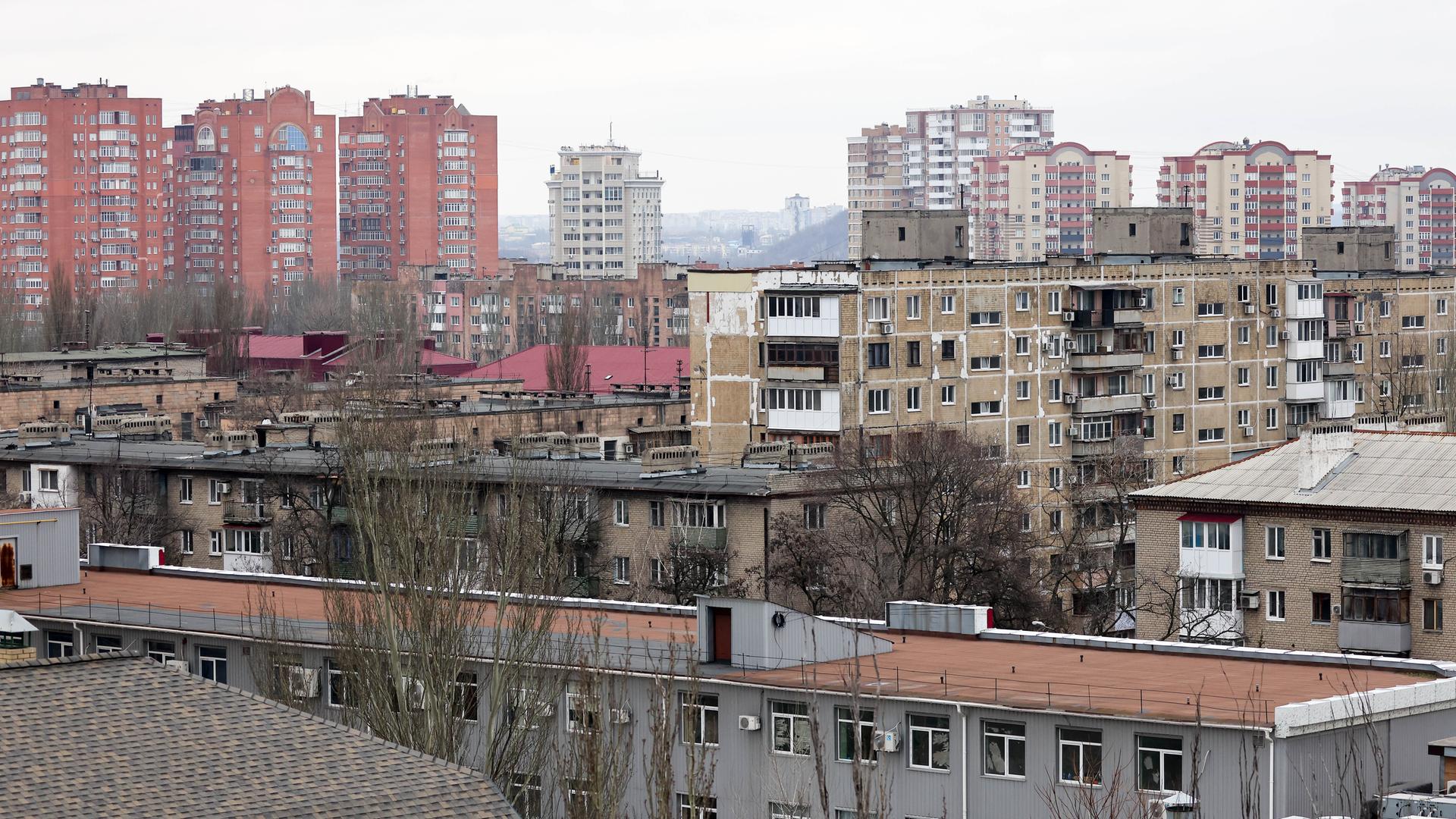 Blick auf Plattenbauten im Zentrum der ukrainischen Stadt Donezk, die seit 2014 von Separatisten kontrolliert wird. 